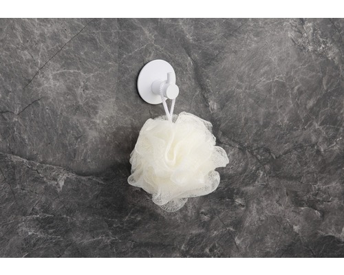 Badezimmer Szene mit Badeschwamm an Haken