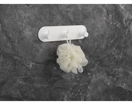 Porte-manteau mural avec trois crochets et éponge de bain