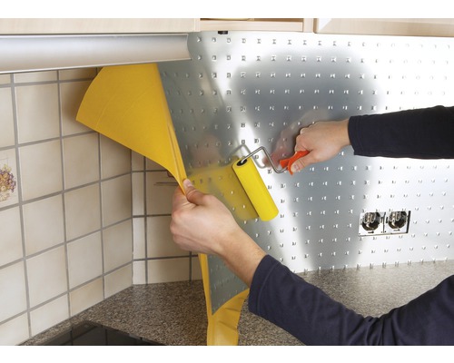 Küchenrückwand wird mit einer Rolle angebracht