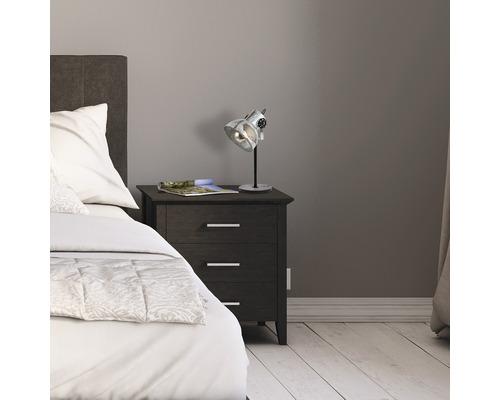 Chambre avec table de chevet, lampe et lit