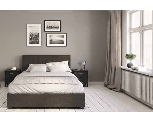 Chambre avec lit, tables de chevet et décoration