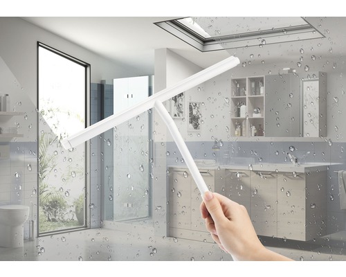 Person reinigt eine Duschkabine mit einem Abzieher in einem Badezimmer