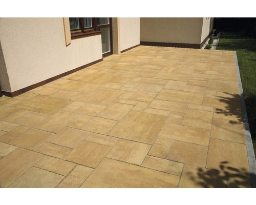 Terrasse avec pavés devant une maison