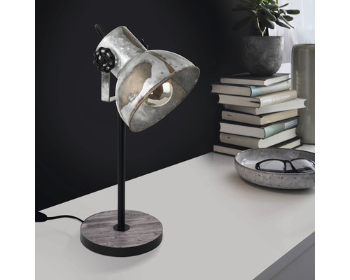 Lampe de table en métal et en bois sur un bureau