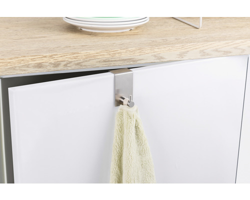 Porte-serviettes en métal sur une porte d''armoire avec une serviette