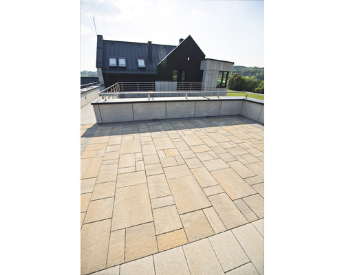 Terrasse avec pavés devant une maison d''habitation