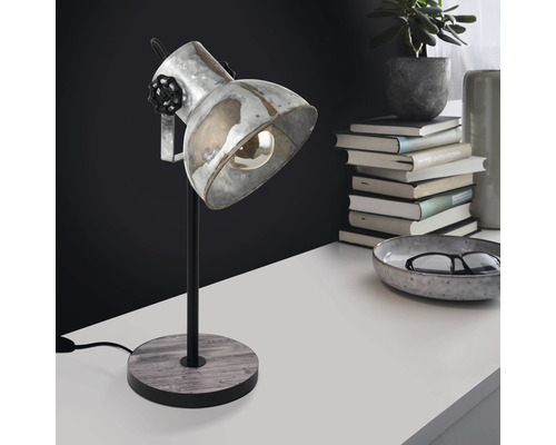 Lampe de table en métal avec pied en bois sur une table