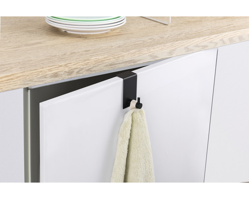 Handtuchhalter zur Anbringung an einer Schranktür mit Handtuch