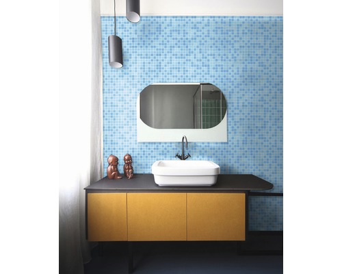 Salle de bains avec mosaïque bleue, meuble-lavabo, miroir et éclairage
