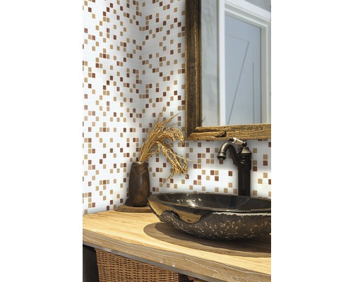 Badezimmer mit Mosaikfliesen, Waschbecken und Spiegel im Landhausstil