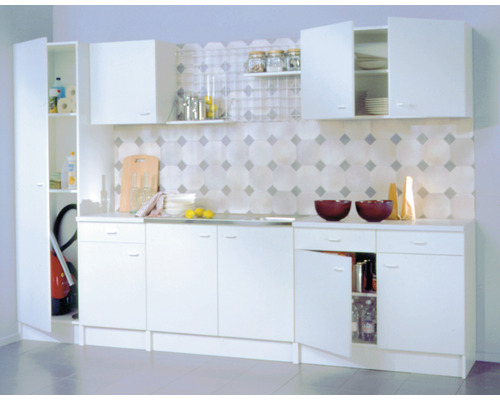 Helle Küche mit Ober- und Unterschränken sowie einem hochwandigen Schrank.