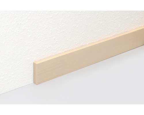 Holzsockelleiste an einer Wand