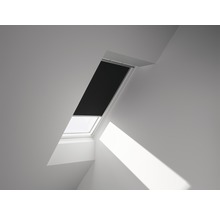 Fenêtre de toit avec store occultant dans une pièce lumineuse.