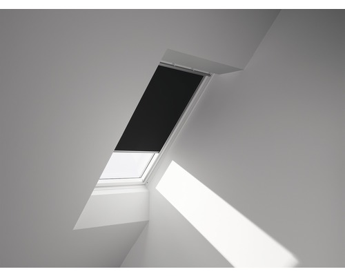 Fenêtre de toit avec store occultant dans une pièce lumineuse.