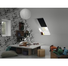 Chambre d''enfant lumineuse avec fenêtre de toit, store occultant, table, chaises et jouets