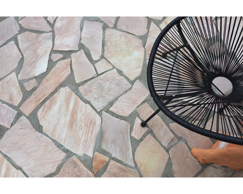 Bodenbelag mit unregelmäßig geformten Steinen und Sitzgelegenheit