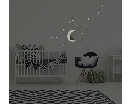 Chambre d''enfant avec lit à barreaux, chaise, sticker mural et tapis