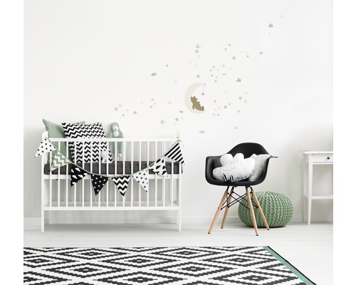 Chambre d''enfant lumineuse avec lit à barreaux, chaise et tapis