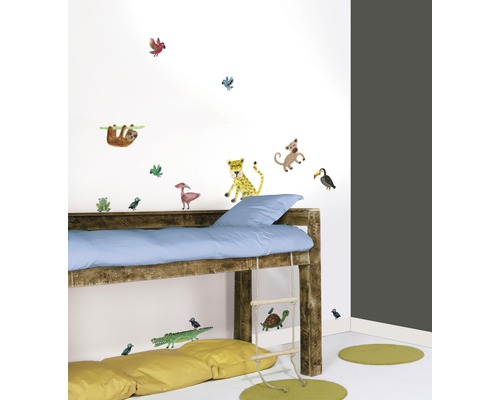 Chambre d''enfant avec stickers muraux d''animaux de la jungle sur le mur et un lit mezzanine
