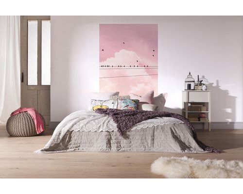 Helles Schlafzimmer mit Bett, Nachttisch und dekorativer Wandgestaltung