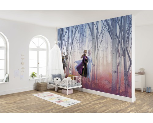 Chambre d''enfant avec une fresque murale représentant des personnages du film La Reine des Neiges.