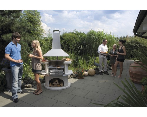 Scène avec un barbecue en pierre et plusieurs personnes dans le jardin