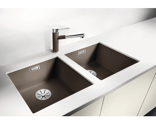 Doppelspülbecken mit Wasserhahn in einer hellen Küchenarbeitsplatte