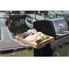 Grill Char-Broil avec planche à découper, garnie de lard, galettes, muffins et avocat