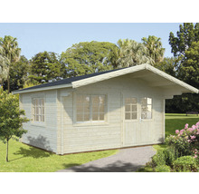 Gartenhaus aus Holz mit Fenstern und Doppeltür im Garten