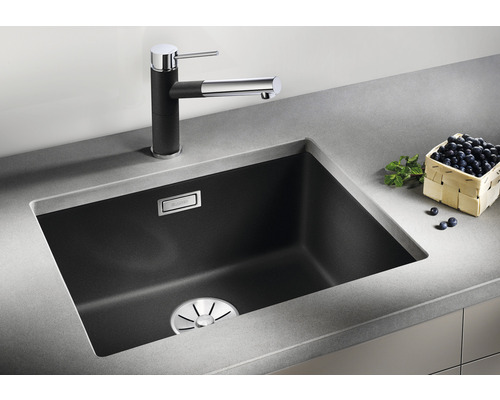 Küchenspüle aus Stein mit Wasserhahn und Siebkorb