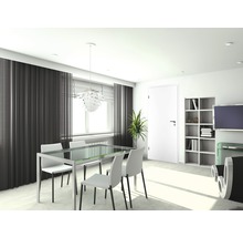 Espace de vie lumineux avec table à manger, chaises, rideaux et porte
