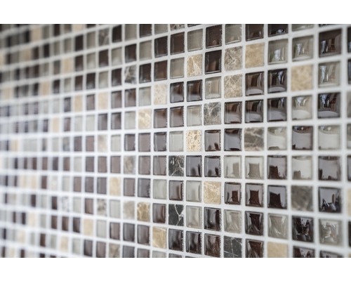 Gros plan d''un mur avec de petites mosaïques carrées
