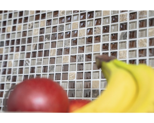 Mur de carreaux de mosaïque avec des fruits au premier plan