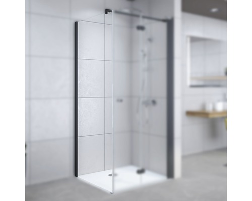 Paroi de douche en verre avec cadre noir dans la salle de bain