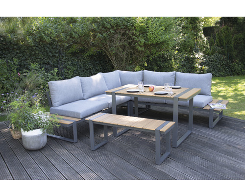 Gartensitzgruppe mit Ecksofa, Tisch und Bank auf einer Terrasse