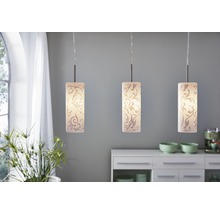 Drei Pendelleuchten mit floralem Muster über einem Küchentisch