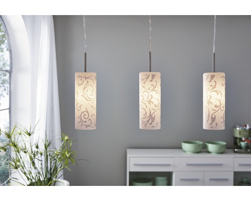 Hängeleuchte 3-flammig B 72 cm nickel/weiß Drei Pendelleuchten mit floralem Muster über einem Küchentisch