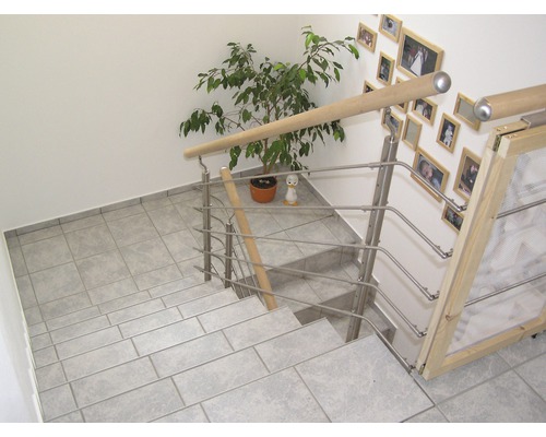 Treppenhaus mit Edelstahlgeländer, Holzhandlauf, Kindersicherungsgitter und Fliesenboden