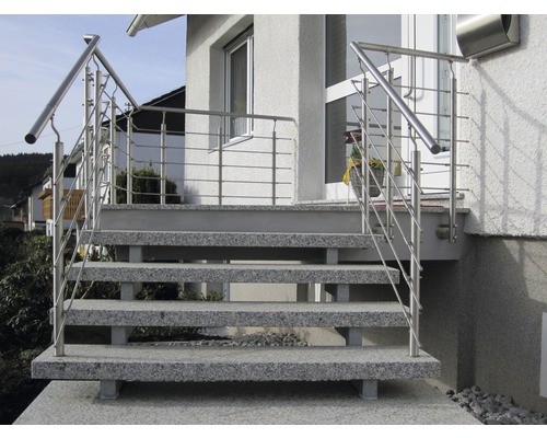 Aussentreppe mit Edelstahlgeländer vor einem Gebäude