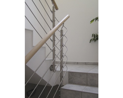 Treppe mit Edelstahlgeländer und Holzhandlauf