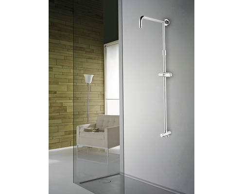 Douche avec barre de douche et douchette dans une salle de bain