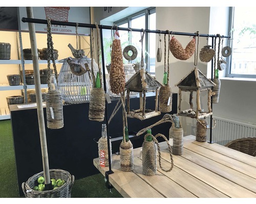 Scène décorative avec différents nichoirs et mangeoires en matériaux naturels sur une table
