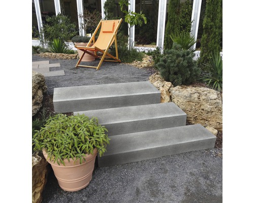 Außentreppe mit drei Stufen in einem Garten mit Kiesweg und Liegestuhl