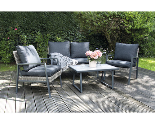 Ensemble de meubles de jardin avec canapé, fauteuils et table sur une terrasse