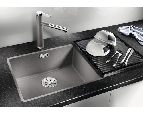 Küchenspüle mit Abtropffläche, Wasserhahn, Geschirr und Besteck