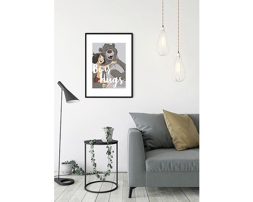 Image décorative avec l''ours Baloo et Mowgli avec le texte Câlins d''ours dans un salon.