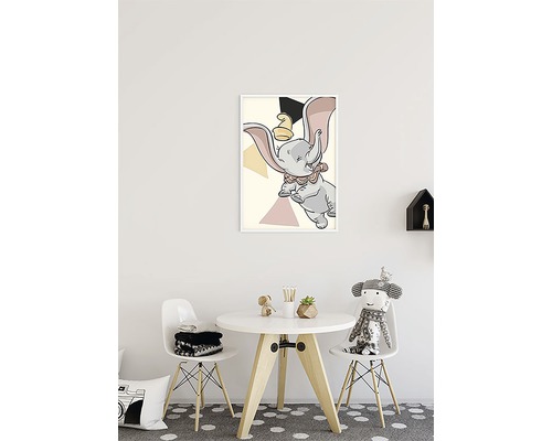 Chambre d''enfant avec table, chaises et une image encadrée de Dumbo, l''éléphant volant.