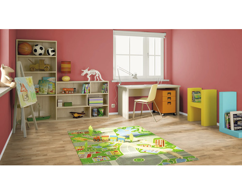 Chambre d''enfant avec bureau, étagère et tapis de jeu