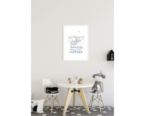 Chambre d''enfant avec table, chaises et une décoration murale encadrée avec un éléphant et l''inscription ''Amazing things will happen''