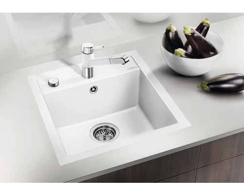 Spüle mit Abtropffläche, Wasserhahn und Aubergine